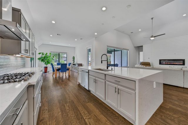 115 Oak Estates Drive, Conroe, TX 77384