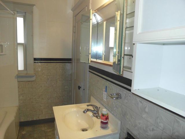 4086 N 6th STREET, Milwaukee, WI 53212