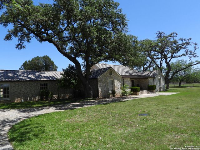 772 HAGER RDG, Bandera, TX 78003