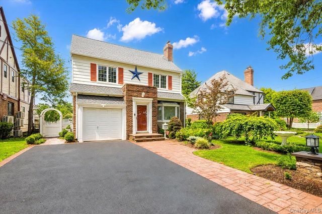 17 Piccadilly Downs, Lynbrook, NY 11563