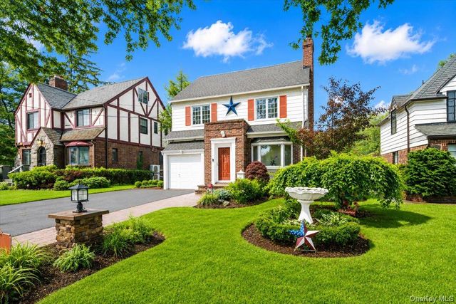 17 Piccadilly Downs, Lynbrook, NY 11563