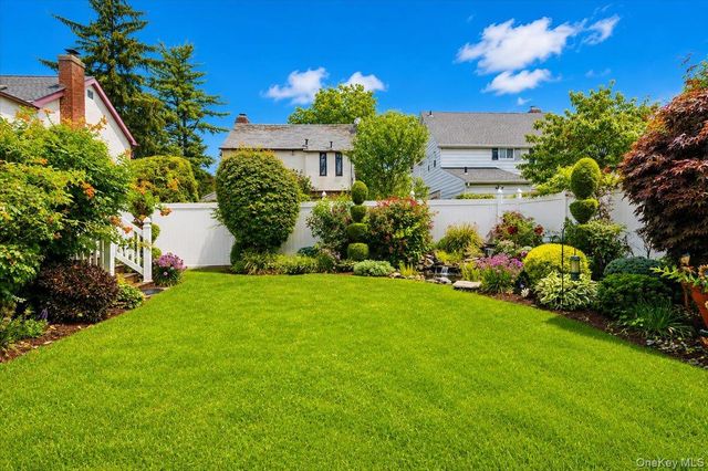 17 Piccadilly Downs, Lynbrook, NY 11563
