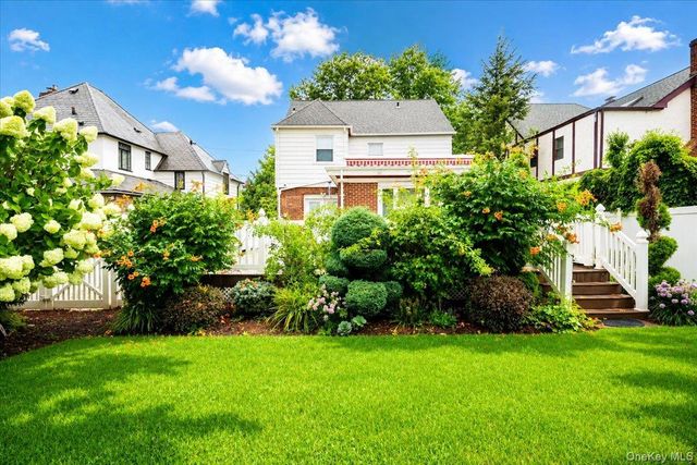 17 Piccadilly Downs, Lynbrook, NY 11563