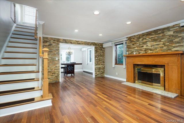 17 Piccadilly Downs, Lynbrook, NY 11563