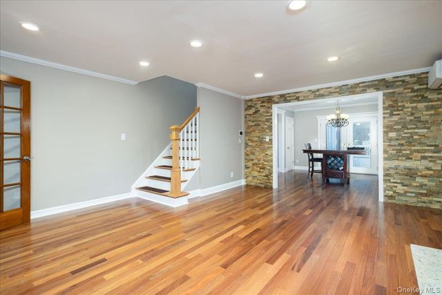 17 Piccadilly Downs, Lynbrook, NY 11563