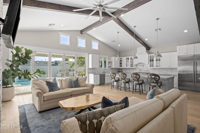 4933 E WHITTON Avenue, Phoenix, AZ 85018