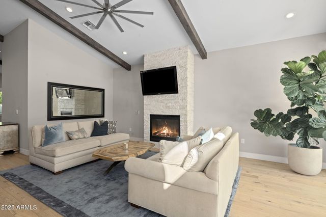 4933 E WHITTON Avenue, Phoenix, AZ 85018