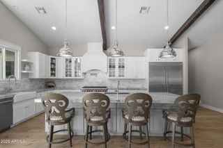 4933 E WHITTON Avenue, Phoenix, AZ 85018