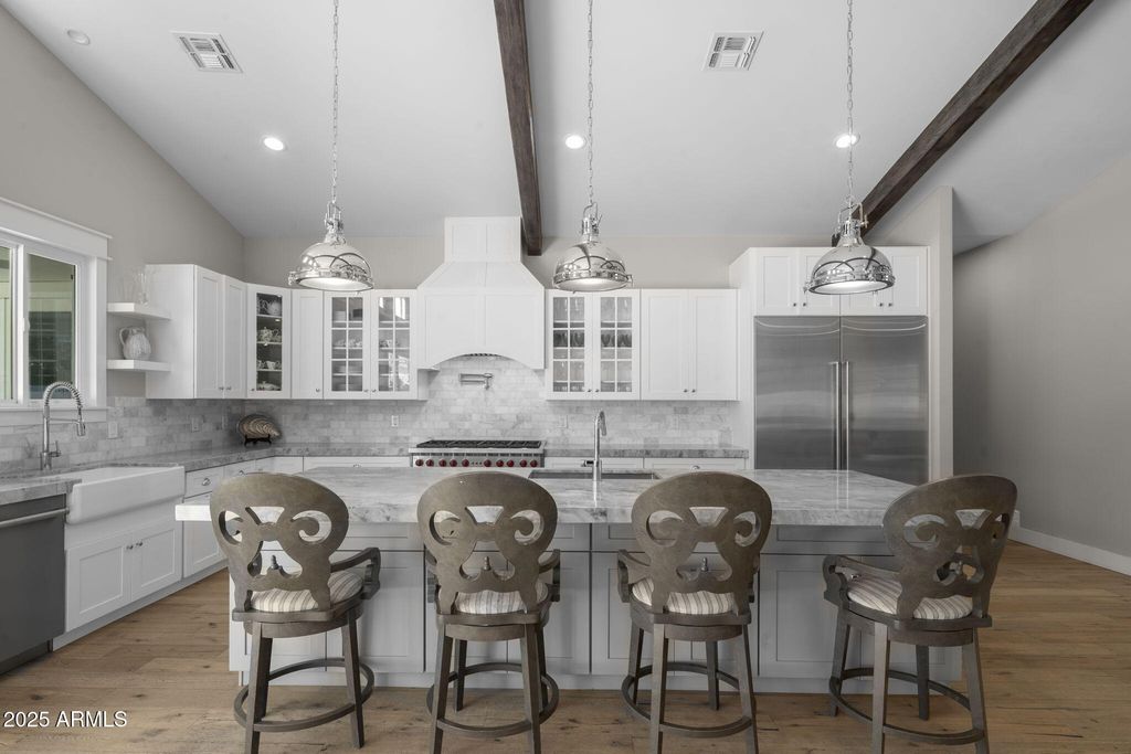 4933 E WHITTON Avenue, Phoenix, AZ 85018