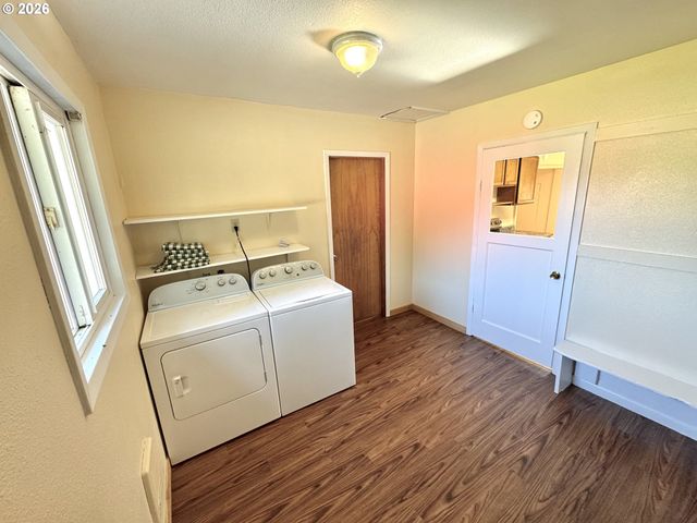 769 Deans Creek Rd, Reedsport, OR 97467