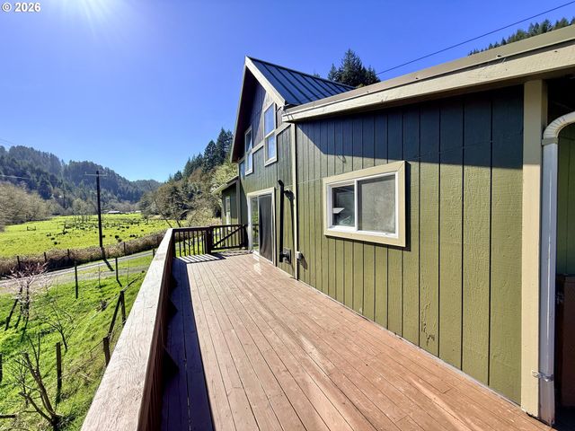 769 Deans Creek Rd, Reedsport, OR 97467