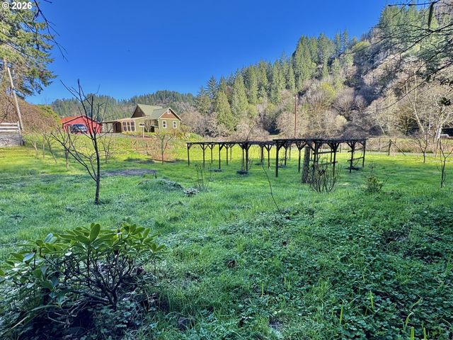 769 Deans Creek Rd, Reedsport, OR 97467