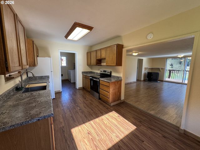 769 Deans Creek Rd, Reedsport, OR 97467