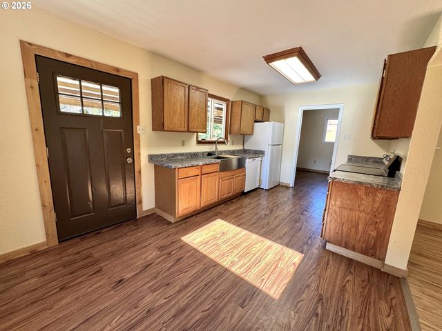 769 Deans Creek Rd, Reedsport, OR 97467