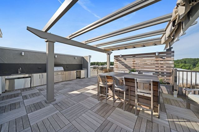 1 Revolution Way 204, Canton, MA 02021