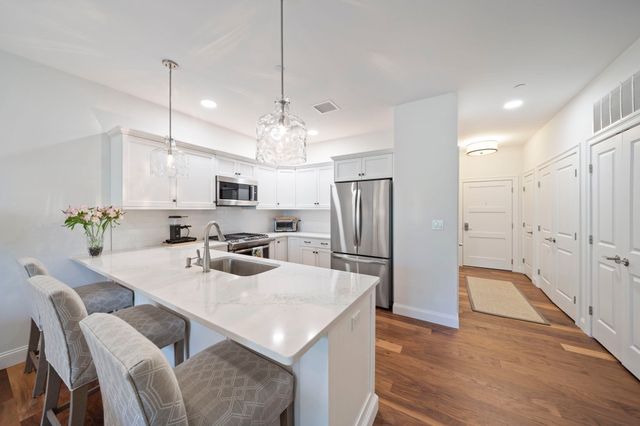 1 Revolution Way 204, Canton, MA 02021