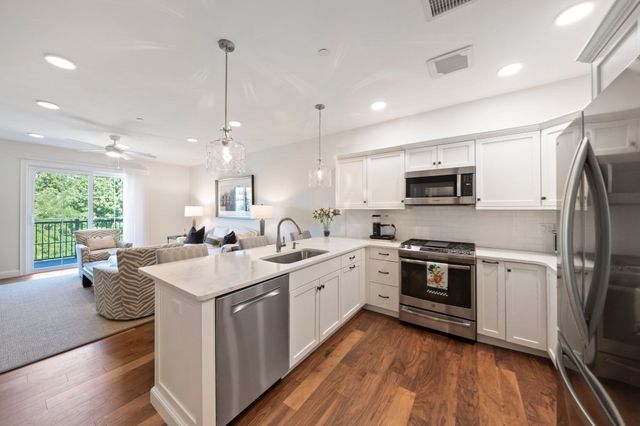 1 Revolution Way 204, Canton, MA 02021