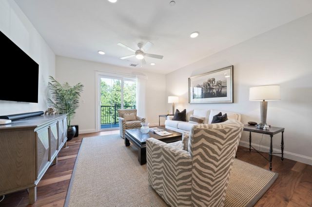 1 Revolution Way 204, Canton, MA 02021