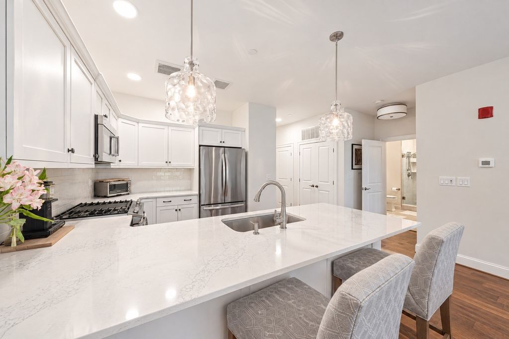 1 Revolution Way 204, Canton, MA 02021