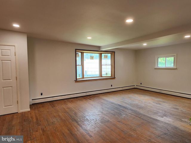 814 DOLINGTON RD, Newtown, PA 18940