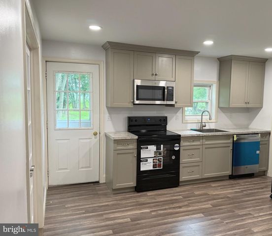 814 DOLINGTON RD, Newtown, PA 18940