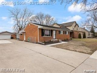 22600 Edgewater Street, Saint Clair Shores, MI 48082