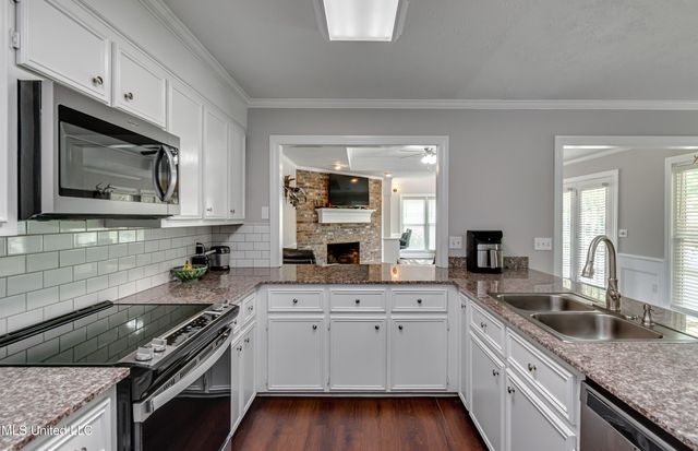 594 S Deerfield Drive, Canton, MS 39046