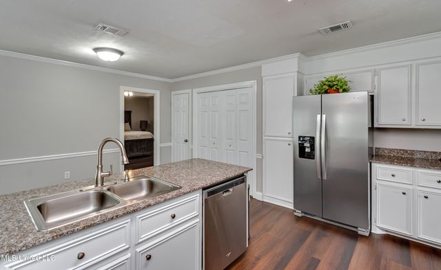 594 S Deerfield Drive, Canton, MS 39046