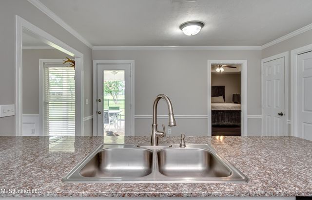 594 S Deerfield Drive, Canton, MS 39046