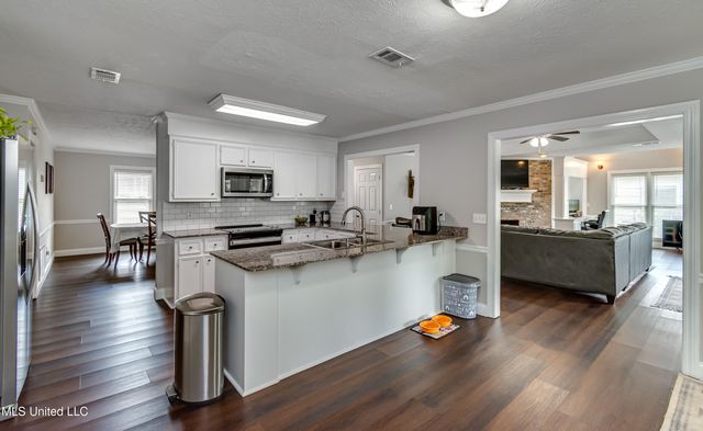 594 S Deerfield Drive, Canton, MS 39046