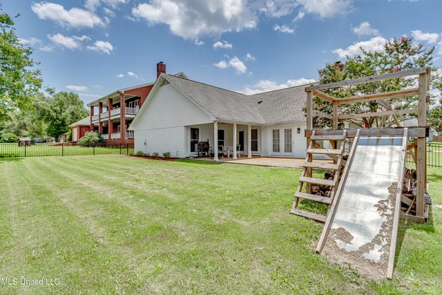 594 S Deerfield Drive, Canton, MS 39046