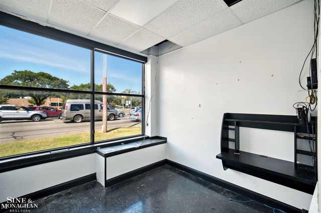 8235 W 8 Mile Road, Detroit, MI 48221