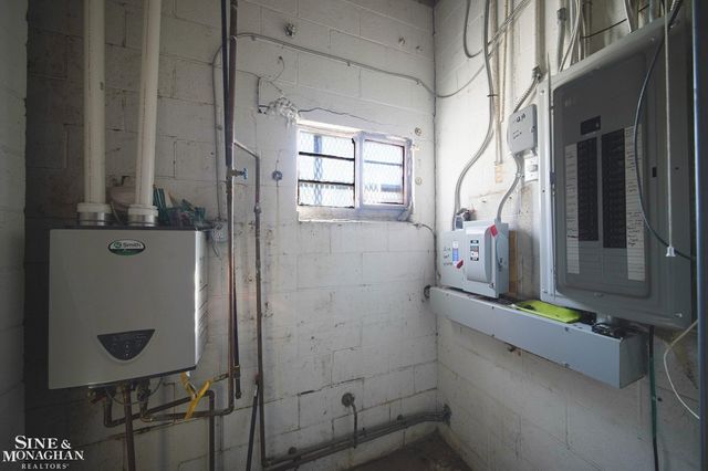 8235 W 8 Mile Road, Detroit, MI 48221