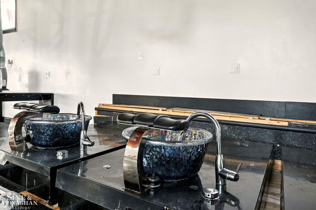 8235 W 8 Mile Road, Detroit, MI 48221