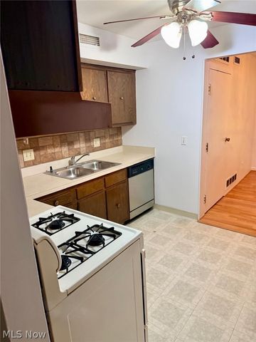 6250 Greenwood Pky 202, Sagamore Hills, OH 44067