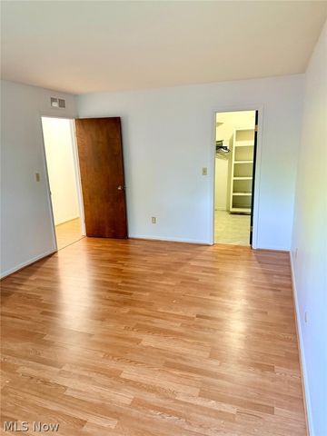 6250 Greenwood Pky 202, Sagamore Hills, OH 44067