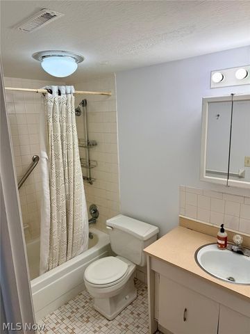 6250 Greenwood Pky 202, Sagamore Hills, OH 44067