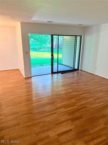 6250 Greenwood Pky 202, Sagamore Hills, OH 44067