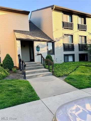 6250 Greenwood Pky 202, Sagamore Hills, OH 44067
