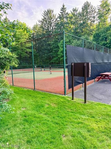 6250 Greenwood Pky 202, Sagamore Hills, OH 44067