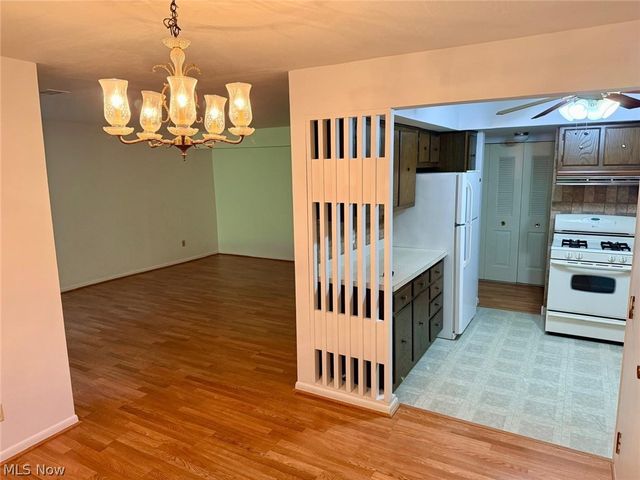 6250 Greenwood Pky 202, Sagamore Hills, OH 44067