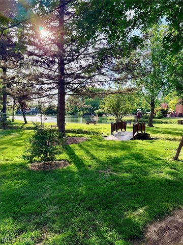6250 Greenwood Pky 202, Sagamore Hills, OH 44067