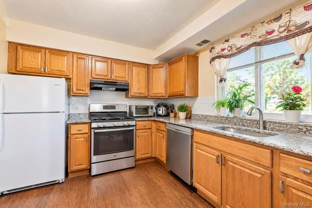 4 Balsam Court 4, Selden, NY 11784