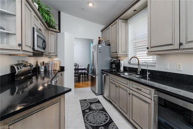 640 Lalique CIR 405, Naples, FL 34119