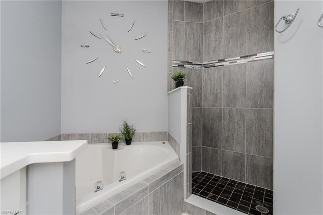 640 Lalique CIR 405, Naples, FL 34119