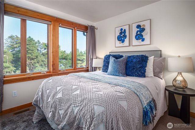 937 N 71st Street, Seattle, WA 98103