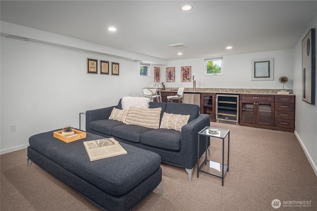 937 N 71st Street, Seattle, WA 98103