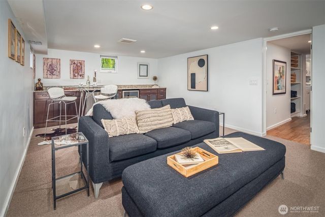 937 N 71st Street, Seattle, WA 98103