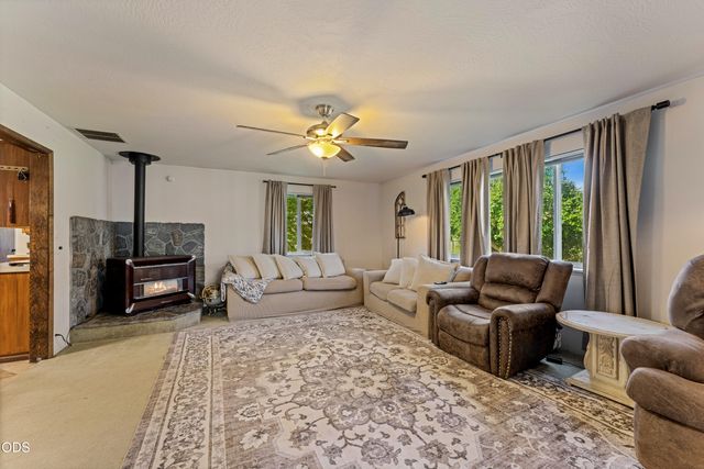 1120 SW Cottonwood Street, Grants Pass, OR 97526