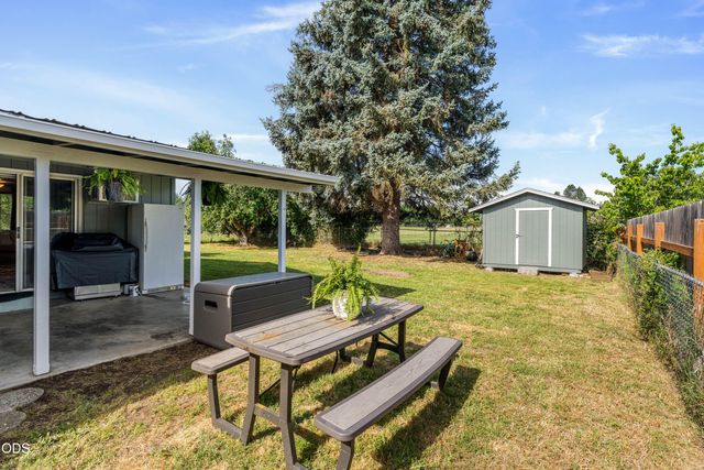 1120 SW Cottonwood Street, Grants Pass, OR 97526